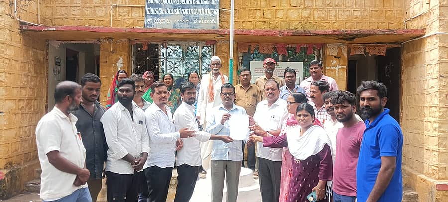 ಯಡ್ರಾಮಿಯಲ್ಲಿ ಪೌರ ನೌಕರರು ತಮ್ಮ ಬೇಡಿಕೆ ಈಡೇರಿಕೆಗೆ ಆಗ್ರಹಿಸಿ ತಹಶೀಲ್ದಾರ್‌ಗೆ ಮನವಿ ಪತ್ರ ಸಲ್ಲಿಸಿದರು