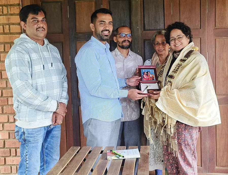 ಮಡಿಕೇರಿಯಲ್ಲಿ ಲೇಖಕಿ ದೀಪಾ ಭಾಸ್ತಿ ಅವರನ್ನು ಶಾಸಕ ಡಾ.ಮಂತರ್ಗೌಡ ಶನಿವಾರ ಗೌರವಿಸಿದರು.