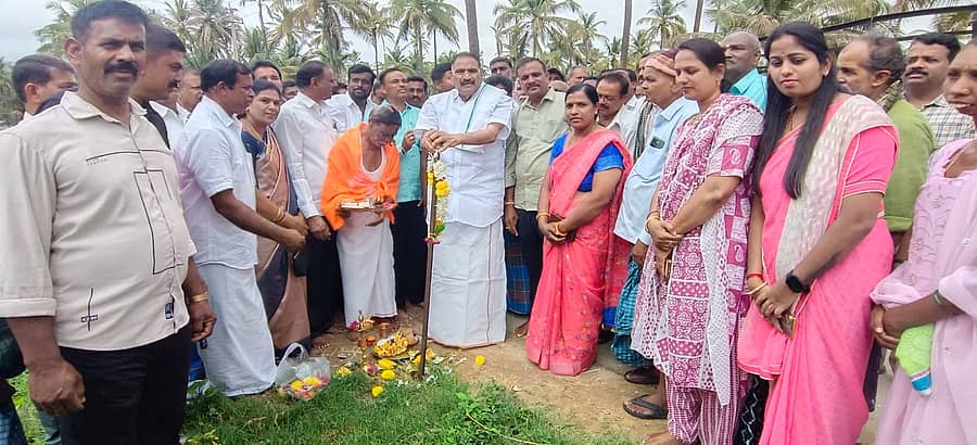 <div class="paragraphs"><p>ಅರಸೀಕೆರೆ ಬಾಣಾವರ ಹೋಬಳಿಯ ಚಿಕ್ಕೂರು ಗ್ರಾಮದಿಂದ ಹಿರಿಯೂರು ಗ್ರಾಮದವರಗೆ ₹1 ಕೋಟಿ ವೆಚ್ಚದಲ್ಲಿ ಸಿ.ಸಿ. ರಸ್ತೆ ನಿರ್ಮಾಣ ಕಾಮಗಾರಿಗೆ ಶಾಸಕ ಕೆ.ಎಂ.ಶಿವಲಿಂಗೇಗೌಡ ಚಾಲನೆ ನೀಡಿದರು.</p></div>