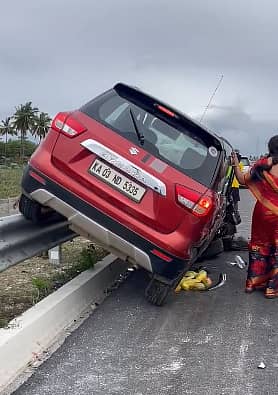 ಎಕ್ಸ್ಪ್ರೆಸ್ ವೇನಲ್ಲಿ ಕಲ್ಲು ಅಡ್ಡ ಇಟ್ಟಿದ್ದರಿಂದ ಅಪಘಾತಕ್ಕೀಡಾದ ಕಾರು