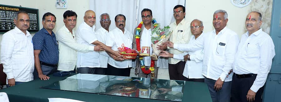 ಹುಕ್ಕೇರಿ ತಾಲ್ಲೂಕಿನ ಹಿರಣ್ಯಕೇಶಿ ಸಹಕಾರಿ ಸಕ್ಕರೆ ಕಾರ್ಖಾನೆಯ ವ್ಯವಸ್ಥಾಪಕ ನಿರ್ದೇಶಕ ಸಾತಪ್ಪ ಕರ್ಕಿನಾಯಿಕ ನಿವೃತ್ತಿ ಹೊಂದಿದ ಅಂಗವಾಗಿ ಅಧ್ಯಕ್ಷ ಬಸವರಾಜ ಕಲ್ಲಟ್ಟಿ, ಉಪಾಧ್ಯಕ್ಷ ಅಶೋಕ ಪಟ್ಟಣಶೆಟ್ಟಿ, ಆಡಳಿತ ಮಂಡಳಿ ಸದಸ್ಯರು ಶನಿವಾರ ಸತ್ಕರಿಸಿದರು