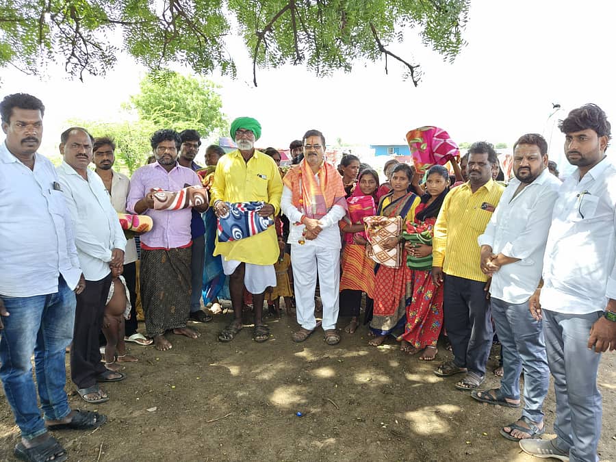 ಅಫಜಲಪುರ ಹೊರವಲಯದಲ್ಲಿರುವ ಬುಡಕಟ್ಟು ಜನಾಂಗದ ಬಡಾವಣೆಯಲ್ಲಿನ ಜನರಿಗೆ ಜೆ.ಎಂ.ಕೊರಬು ಅವರು 66ನೇ ಹುಟ್ಟು ಹಬ್ಬದ ಅಂಗವಾಗಿ ಹೊದಿಕೆ ವಿತರಣೆ ಮಾಡಿದರು 