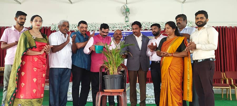 <div class="paragraphs"><p>ಕುಶಾಲನಗರ ಸರ್ಕಾರಿ ಪ್ರಥಮ ದರ್ಜೆ ಕಾಲೇಜಿನಲ್ಲಿ ಶನಿವಾರ ಏರ್ಪಡಿಸಿದ್ದ ಕಾಲೇಜು ವಾರ್ಷಿಕೋತ್ಸವ ಹಾಗೂ ಪಠ್ಯೇತರ ಚಟುವಟಿಕೆಗಳ ಸಮಾರೋಪ ಕಾರ್ಯಕ್ರಮವನ್ನು ಬೆಂಗಳೂರಿನ ಕರ್ನಾಟಕ ಜಾನಪದ ಅಕಾಡಮಿ ಸದಸ್ಯ ಡಾ‌.ಮಲ್ಲಿಕಾರ್ಜುನ ಕಲಮರಹಳ್ಳಿ ಉದ್ಘಾಟಿಸಿದರು.</p></div>