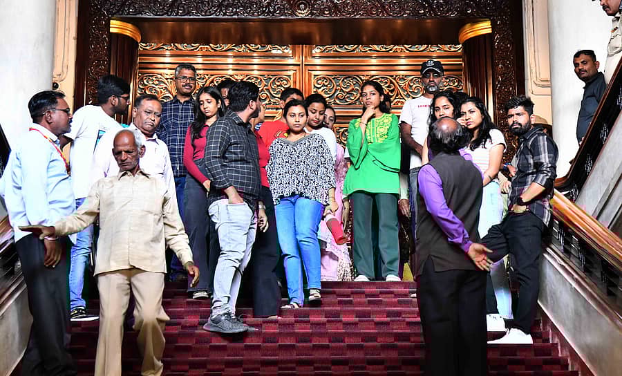 ವಿಧಾನಸೌಧಕ್ಕೆ ಮಾರ್ಗದರ್ಶಿ ಕಾಲ್ನಡಿಗೆ ಪ್ರವಾಸದಲ್ಲಿ ಭಾನುವಾರ ಭಾಗಿಯಾಗಿದ್ದ ಸಾರ್ವಜನಿಕರು