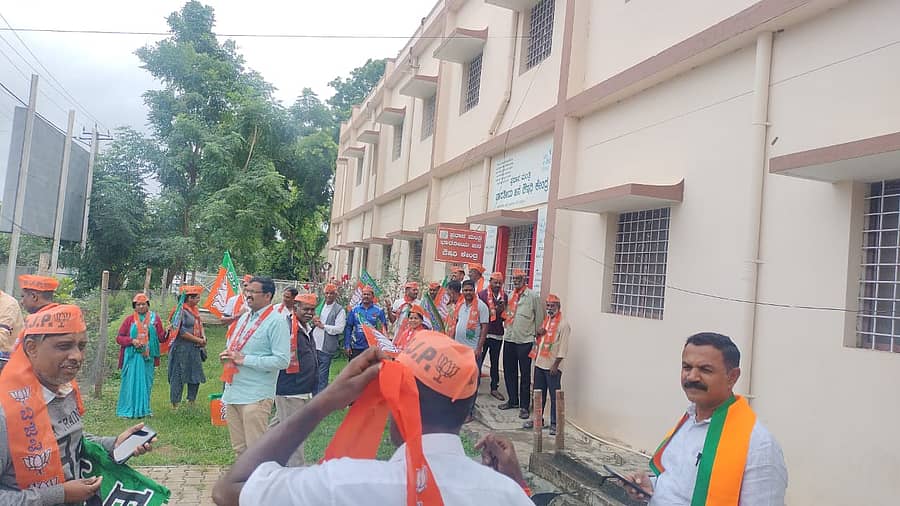 ಪಿರಿಯಾಪಟ್ಟಣದ ಸಾರ್ವಜನಿಕ ಆಸ್ಪತ್ರೆ ಮುಂಭಾಗವಿರುವ ಪ್ರಧಾನಮಂತ್ರಿ ಭಾರತೀಯ ಜನೌಷಧಿ ಕೇಂದ್ರದ ಎದುರುಶನಿವಾರ ತಾಲ್ಲೂಕು ಬಿಜೆಪಿ ಘಟಕದ ವತಿಯಿಂದ ಪ್ರತಿಭಟನೆ ನಡೆಸಲಾಯಿತು. ವಿ.ರಾಜೇಂದ್ರ, ಪಿ.ಜೆ.ರವಿ, ನಳಿನಿ, ಲೋಕಪಾಲಯ್ಯ, ರಮೇಶ್ ಇತರರು ಇದ್ದಾರೆ