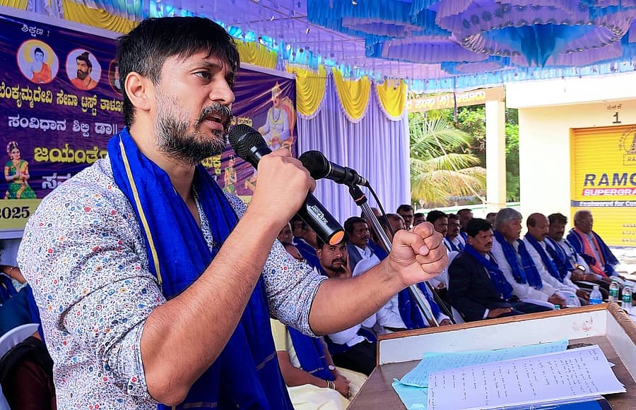 ಸಂಡೂರು ತಾಲ್ಲೂಕಿನ ತಾಳೂರು ಗ್ರಾಮದಲ್ಲಿ ಭಾನುವಾರದ ಬುದ್ದ, ಬಸವ, ಅಂಬೇಡ್ಕರ್ ಅವರ ಜಯಂತಿ ಆಚರಣೆಯಲ್ಲಿ ನಟ ಚೇತನ್ ಅಹಿಂಸಾ ಮಾತನಾಡಿದರು