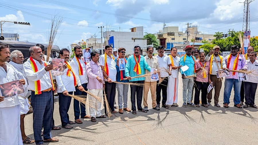 ನಟ ಕಮಲ ಹಾಸನ್ ಕನ್ನಡ ಭಾಷೆಯ ಕುರಿತು ನೀಡಿರುವ ವಿವಾದಾತ್ಮಕ ಹೇಳಿಕೆ ಖಂಡಿಸಿ ಕರ್ನಾಟಕ ಸೇನಾಪಡೆ ವತಿಯಿಂದ ನಗರದಲ್ಲಿ ಪೊರಕೆ ಚಳವಳಿ ನಡೆಸಲಾಯಿತು