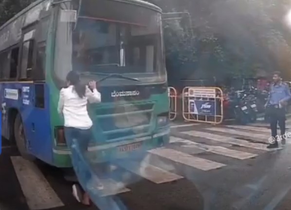 ಕಸ್ತೂರಬಾ ರಸ್ತೆಯಲ್ಲಿ ಬಿಎಂಟಿಸಿ ಚಾಲಕನೊಬ್ಬ ಯುವತಿ ಮೇಲೆ ಬಸ್ ಹತ್ತಿಸಲು ಯತ್ನಿಸಿರುವ ದೃಶ್ಯ.