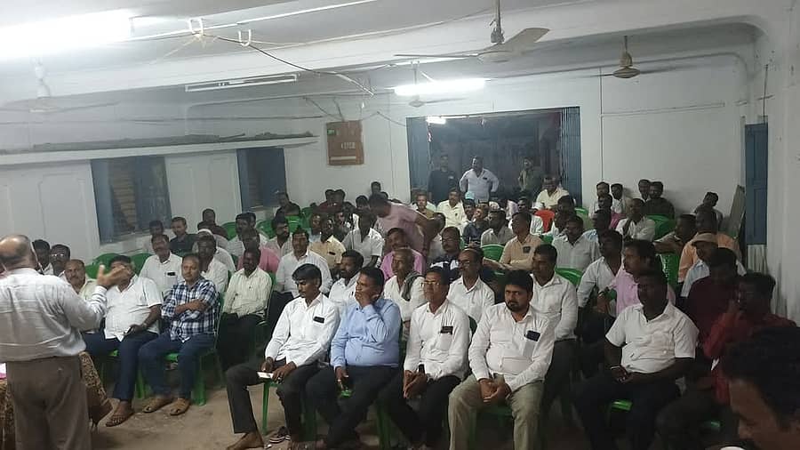ಹಟ್ಟಿ ಚಿನ್ನದ ಗಣಿ ಪೈ ಭವನದಲ್ಲಿ ಟಿಯುಸಿಐ ಸಂಘದ ವತಿಯಿಂದ ಹಮ್ಮಿಕೊಂಡಿದ್ದ ಕಾರ್ಯಕರ್ತರ ಸಭೆಯಲ್ಲಿ ಟಿಯುಸಿಐ ರಾಜ್ಯ ಘಟಕದ ಅಧ್ಯಕ್ಷ ಅಮೀರ ಅಲಿ ಮಾತನಾಡಿದರು