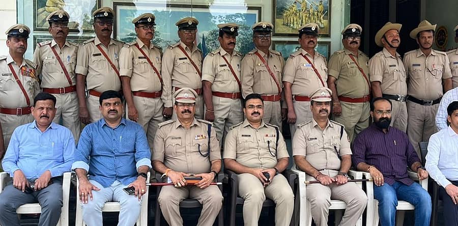 <div class="paragraphs"><p>ಸೇವಾ ನಿವೃತ್ತಿ ಹೊಂದಿದ ಪೊಲೀಸ್ ಸಿಬ್ಬಂದಿ ವಿಜಯಪುರದಲ್ಲಿ ಶನಿವಾರ ನಡೆದ ಕಾರ್ಯಕ್ರಮದಲ್ಲಿ ಫೋಟೊಗೆ ಫೋಸ್ ನೀಡಿದರು </p></div>