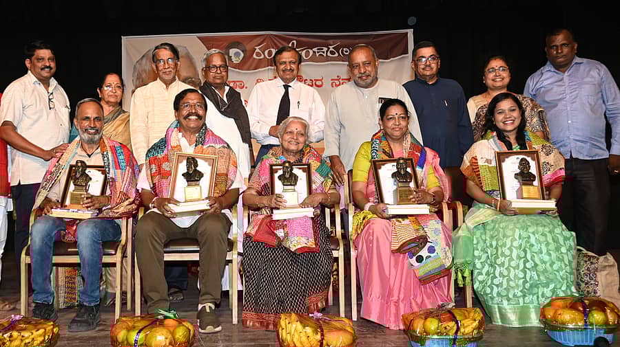 <div class="paragraphs"><p>ಸಮಾರಂಭದಲ್ಲಿ (ಕುಳಿತವರು ಎಡದಿಂದ) ಸುದೇಶ್ ಮಹಾನ್, ಪ್ರೇಮ್‌ದಾಸ್ ಅಡ್ಯಂತಾಯ, ಗೀತಾ ಸುರತ್ಕಲ್, ರೇಣುಕಾ ರೆಡ್ಡಿ ಮತ್ತು ರಮ್ಯಾ ನವೀನ್ ಅವರಿಗೆ ರಂಗ ಗೌರವ ಸಲ್ಲಿಸಲಾಯಿತು. </p></div>