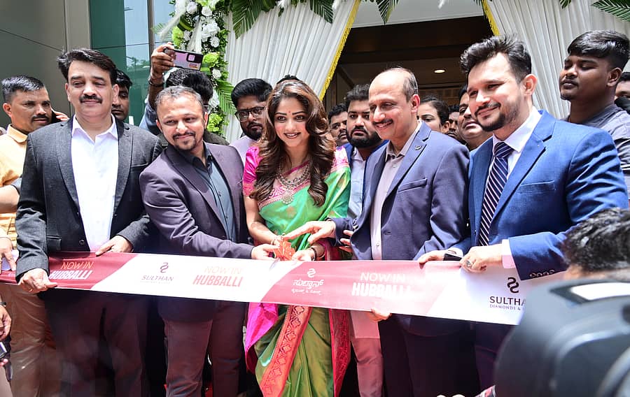 ಹುಬ್ಬಳ್ಳಿ ಕೊಪ್ಪಿಕರ್ ರಸ್ತೆಯ ಪದ್ಮಾ ಮಾಲ್‌ನಲ್ಲಿ ಸುಲ್ತಾನ್ ಡೈಮಂಡ್ಸ್ ಆ್ಯಂಡ್ ಗೋಲ್ಡ್‌ ಮಳಿಗೆಯನ್ನು ನಟಿ ರಚಿತಾ ರಾಮ್ ಭಾನುವಾರ ಉದ್ಘಾಟಿಸಿದರು