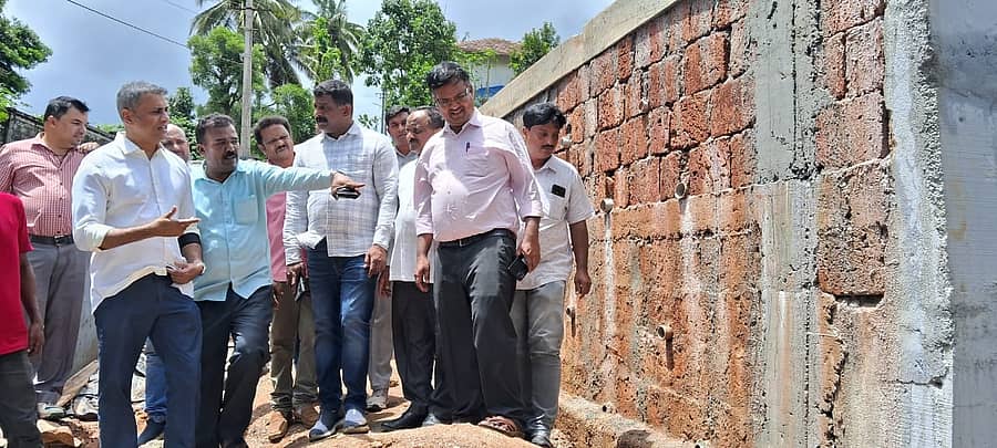 ವಿರಾಜಪೇಟೆಗೆ ಭಾನುವಾರ ಭೇಟಿ ನೀಡಿದ ಶಾಸಕ ಎ.ಎಸ್. ಪೊನ್ನಣ್ಣ ಕುಸಿದ ಡಾ. ಅಂಬೇಡ್ಕರ್ ಭವನದ ತಡೆಗೋಡೆಯನ್ನು ವೀಕ್ಷಿಸಿದರು   