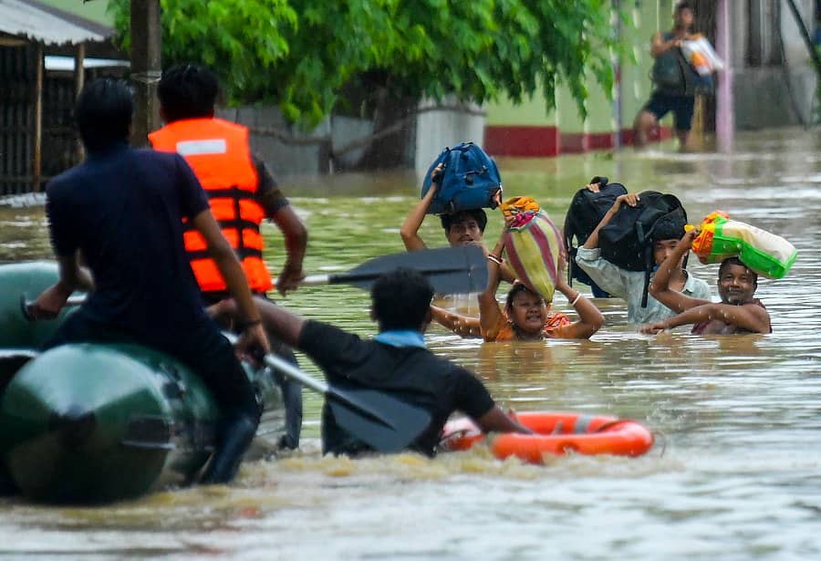 <div class="paragraphs"><p>ತ್ರಿಪುರಾದ ರಾಜಧಾನಿ ಅಗರ್ತಲಾದ ಹೊರ ವಲಯದಲ್ಲಿ ಭಾರಿ ಮಳೆಯಿಂದ ಹಾನಿಗೀಡಾಗಿರುವ ಪ್ರದೇಶಗಳಲ್ಲಿನ ಜನರು ತಮ್ಮ ಸಾಮಗ್ರಿಗಳೊಂದಿಗೆ ಸುರಕ್ಷಿತ ಪ್ರದೇಶದೆಡೆಗೆ ಸಾಗಲು ದೋಣಿಯತ್ತ ಬಂದರು  </p></div>