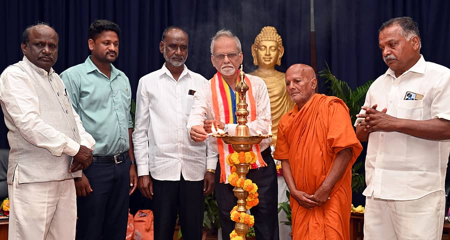 ಮೈಸೂರಿನ ವಿಶ್ವವಿದ್ಯಾಲಯದ ವಿಜ್ಞಾನ ಭವನದಲ್ಲಿ ಸಂಶೋಧಕರ ಸಂಘ ಹಾಗೂ ಬೌದ್ಧ ಸಂಘಟನೆಗಳು ಭಾನುವಾರ ಆಯೋಜಿಸಿದ್ದ ‘ಬುದ್ಧಂ ನಮಾಮಿ’ ಕಾರ್ಯಕ್ರಮದ ಸಮಾರೋಪ ಸಮಾರಂಭವನ್ನು ಮೂಡ್ನಾಕೂಡು ಚಿನ್ನಸ್ವಾಮಿ ಉದ್ಘಾಟಿಸಿದರು –ಪ್ರಜಾವಾಣಿ ಚಿತ್ರ
