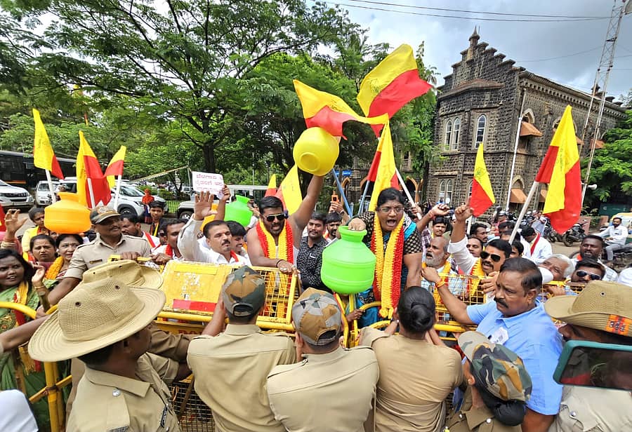 <div class="paragraphs"><p>ಬೆಳಗಾವಿ ಜಿಲ್ಲಾಧಿಕಾರಿ ಕಚೇರಿಗೆ ಕರ್ನಾಟಕ ರಕ್ಷಣಾ ವೇದಿಕೆ(ಶಿವರಾಮೇಗೌಡ ಬಣ) ಕಾರ್ಯಕರ್ತರು ಸೋಮವಾರ ಮುತ್ತಿಗೆ ಹಾಕಲು ಯತ್ನಿಸಿದರು.</p></div>