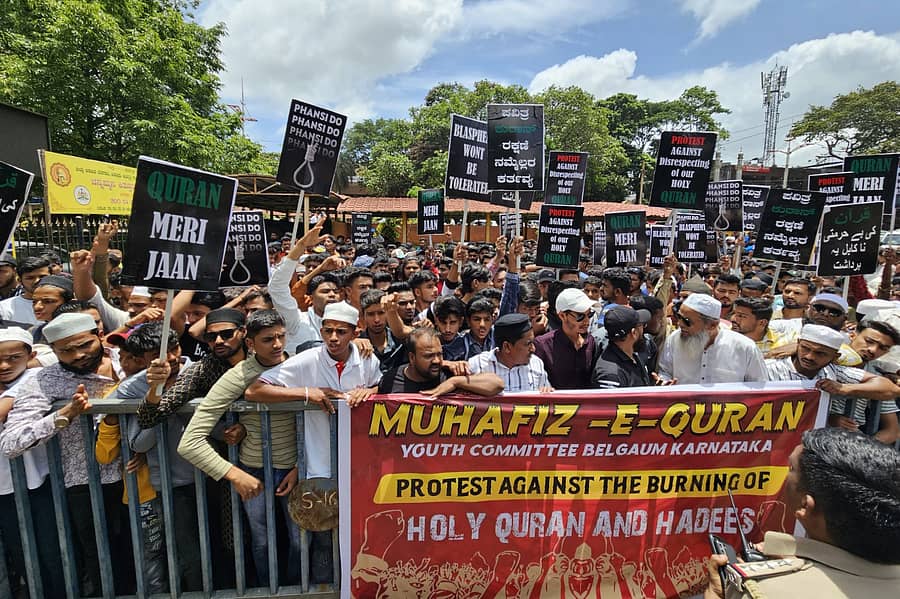 <div class="paragraphs"><p>ಬೆಳಗಾವಿ ಜಿಲ್ಲಾಧಿಕಾರಿ ಕಚೇರಿ ಎದುರು ಮುಹಫಿಝ್‌–ಇ–ಕುರ್‌ಆನ್‌ ಯೂಥ್‌ ಕಮಿಟಿ ನೇತೃತ್ವದಲ್ಲಿ ಮುಸ್ಲಿಮರು ಪ್ರತಿಭಟನೆ ನಡೆಸಿದರು   </p></div>