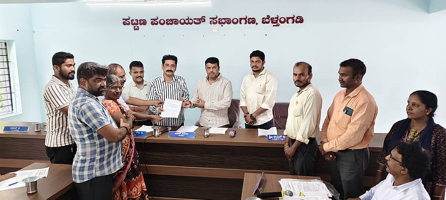 ಬೆಳ್ತಂಗಡಿ ಪಟ್ಟಣ ವ್ಯಾಪ್ತಿಯ ರುದ್ರಭೂಮಿ ಅಭಿವೃದ್ಧಿಗೆ ಧರ್ಮಸ್ಥಳದ ವತಿಯಿಂದ ನೀಡಲಾದ ₹ 2.50 ಲಕ್ಷ ಸಹಾಯಧನದ ಚೆಕ್‌ ಹಸ್ತಾಂತರಿಸಲಾಯಿತು