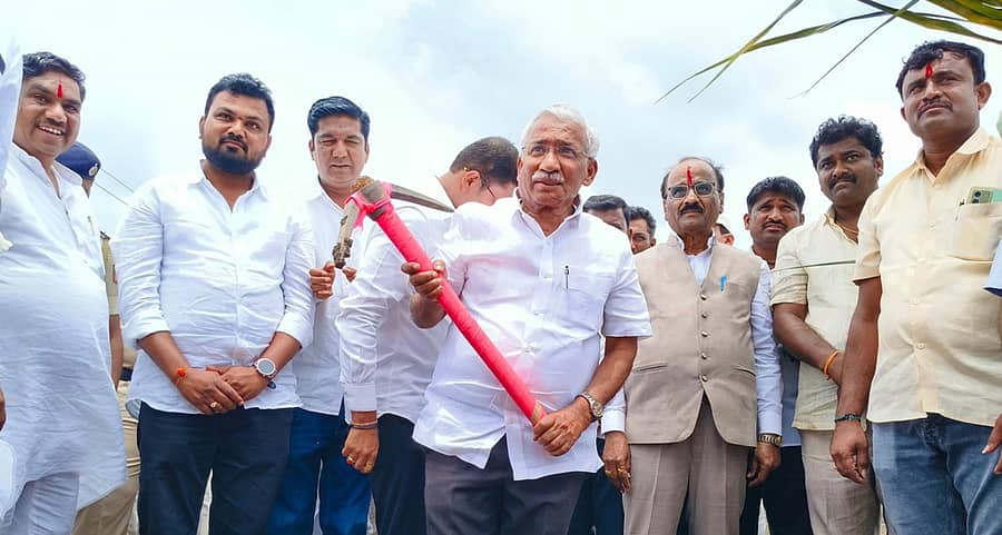 ಜಮಖಂಡಿ ತಾಲ್ಲೂಕಿನ ಹುಣಸಿಕಟ್ಟಿ ಗ್ರಾಮದಲ್ಲಿ ಜಿಲ್ಲಾ ಉಸ್ತುವಾರಿ ಸಚಿವ ಆರ್.ಬಿ.ತಿಮ್ಮಾಪುರ ಜಿಗಿನಿ ಕೆರೆ ತುಂಬಿಸುವ ಕಾಮಗಾರಿಗೆ ಚಾಲನೆ ನೀಡಿದರು
