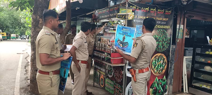 ಸೋಲದೇವನಹಳ್ಳಿ ಪೊಲೀಸರು ಅಂಗಡಿ ಮಳಿಗೆಗಳಲ್ಲಿ ಕಾರ್ಯಾಚರಣೆ ನಡೆಸಿ ಅನುಮತಿ ಇಲ್ಲದೆ ಗುಟ್ಕಾ ತಂಬಾಕು ಮಾರುತಿದ್ದವರಿಗೆ ದಂಡ ವಿಧಿಸಿದರು