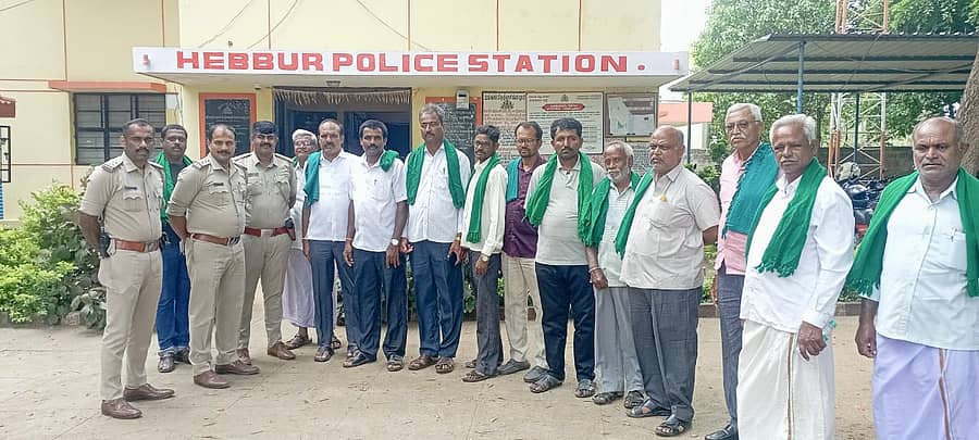 ಹೇಮಾವತಿ ಎಕ್ಸ್ಪ್ರೆಸ್ ಕೆನಾಲ್ ಕಾಮಗಾರಿ ವೀಕ್ಷಣೆಗೆ ತೆರಳಿದ್ದ ಮಾಗಡಿ ತಾಲ್ಲೂಕಿನ ರೈತ ಮುಖಂಡರನ್ನು ಕುಣಿಗಲ್ ಹೆಬ್ಬೂರು ಪೊಲೀಸರು ತಡೆದು ಕಾಮಗಾರಿ ಸ್ಥಳಕ್ಕೆ ಭೇಟಿ ನೀಡದಂತೆ ಸೂಚನೆ ನೀಡಿದ್ದಾರೆ