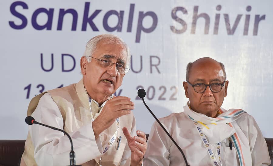 ಸಲ್ಮಾನ್ ಖುರ್ಷಿದ್‌ (ಎಡದಲ್ಲಿ ಇರುವವರು)