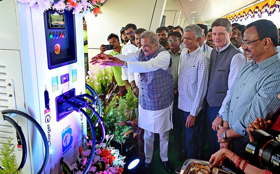 <div class="paragraphs"><p>ಬೆಂಗಳೂರಿನ ಕೆಂಪೇಗೌಡ ಅಂತರರಾಷ್ಟ್ರೀಯ ವಿಮಾನ ನಿಲ್ದಾಣ ಸಮೀಪದ ಬೇಗೂರು ಗ್ರಾಮ ಪಂಚಾಯ್ತಿ ವ್ಯಾಪ್ತಿಯಲ್ಲಿ ಬೆಸ್ಕಾಂ ಅನುಷ್ಠಾನಗೊಳಿಸಿರುವ ದೇಶದ ಮೊದಲ ಸೌರಶಕ್ತಿ ಆಧಾರಿತ ಸೆಕೆಂಡ್ ಲೈಫ್ ಬ್ಯಾಟರಿ ಇ.ವಿ ಚಾರ್ಜಿಂಗ್ ಕೇಂದ್ರವನ್ನು ಇಂಧನ ಸಚಿವ ಕೆ.ಜೆ. ಜಾರ್ಜ್ ಉದ್ಘಾಟಿಸಿದರು -ಪ್ರಜಾವಾಣಿ ಚಿತ್ರ</p></div>