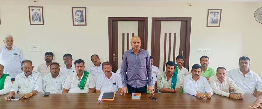 ಮಾಗಡಿಯ ಬಿಡಿಸಿಸಿ ಬ್ಯಾಂಕ್ ಸಭಾಂಗಣದಲ್ಲಿ ಬಮೂಲ್ ನಿರ್ದೇಶಕ ಎಚ್.ಎನ್.ಅಶೋಕ್ ಸುದ್ದಿಗಾರೊಂದಿಗೆ ಮಾತನಾಡಿದರು. ರೈತ ಸಂಘದ ಸದಸ್ಯರು ಹಾಗೂ ಇತರರು ಇದ್ದರು
