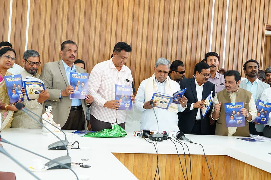 ಕರ್ನಾಟಕ ಉನ್ನತ ಶಿಕ್ಷಣ ತ್ರೈಮಾಸಿಕ ಪತ್ರಿಕೆಯನ್ನು ಮುಖ್ಯಮಂತ್ರಿ ಸಿದ್ದರಾಮಯ್ಯ ಸೋಮವಾರ ಬಿಡುಗಡೆ ಮಾಡಿದರು.