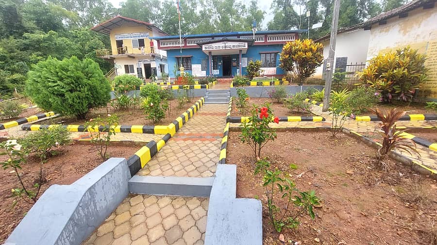 ನರಸಿಂಹರಾಜಪುರ ತಾಲ್ಲೂಕು ಕಾನೂರು ಗ್ರಾಮ ಪಂಚಾಯಿತಿ ಮುಂಭಾಗದಲ್ಲಿ ಮಹಾತ್ಮ ಗಾಂಧಿ ರಾಷ್ಟ್ರೀಯ ಉದ್ಯೋಗ ಖಾತರಿ ಯೋಜನೆಯಡಿ ನಿರ್ಮಾಣಗೊಂಡಿರುವ ಉದ್ಯಾನವನ
