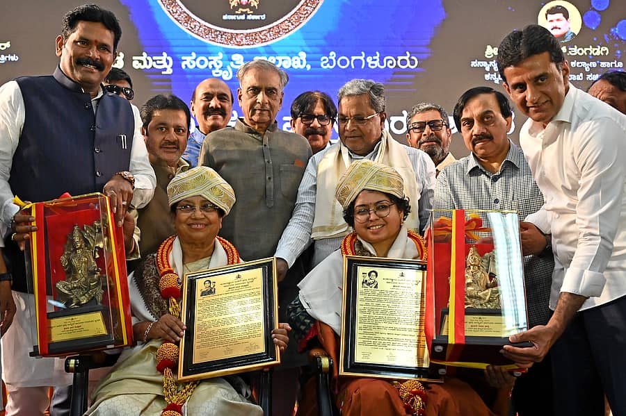 ಬೆಂಗಳೂರಿನಲ್ಲಿ ನಡೆದ ಕಾರ್ಯಕ್ರಮದಲ್ಲಿ ಬುಕರ್ ಪ್ರಶಸ್ತಿ ಪುರಸ್ಕೃತರಾದ ಬಾನು ಮುಷ್ತಾಕ್ ಮತ್ತು ದೀಪಾ ಭಾಸ್ತಿ ಅವರನ್ನು ಸಿದ್ದರಾಮಯ್ಯ ಅಭಿನಂದಿಸಿದರು. ಶಿವರಾಜ್ ಎಸ್.ತಗಂಡಗಿ, ಜಮೀರ್ ಅಹಮದ್ ಖಾನ್, ಬಸವರಾಜ ಹೊರಟ್ಟಿ, ಕೆ.ಗೋವಿಂದರಾಜು, ರಿಜ್ವನ್ ಅರ್ಷದ್‌ ಜತೆಗಿದ್ದರು
ಪ್ರಜಾವಾಣಿ ಚಿತ್ರ 
