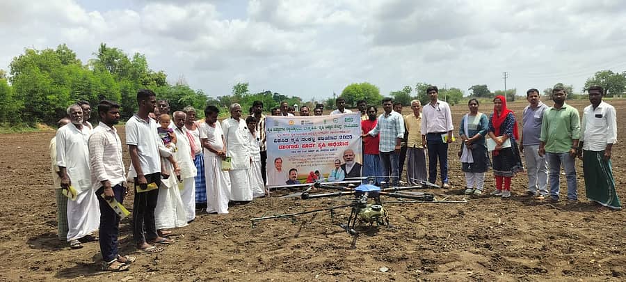 ರಾಯಚೂರು ತಾಲ್ಲೂಕಿನ ಗ್ರಾಮವೊಂದರಲ್ಲಿ ಕೃಷಿ ವಿಜ್ಞಾನ ಕೇಂದ್ರದ ವಿಜ್ಞಾನಿಗಳು ರೈತರೊಂದಿಗೆ ಸಂವಾದ ನಡೆಸಿದರು