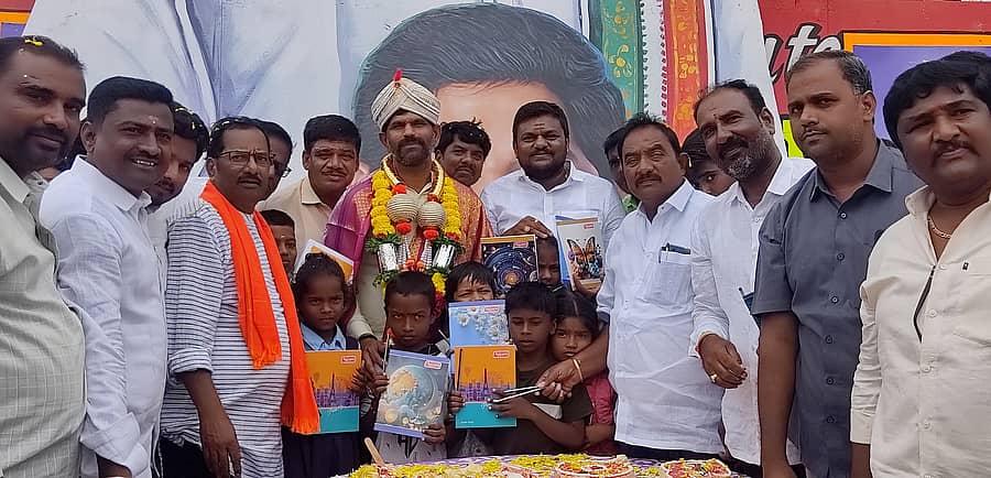 ಕಂಪ್ಲಿಯಲ್ಲಿ ಸೋಮವಾರ ಶಾಸಕ ಜೆ.ಎನ್. ಗಣೇಶ್ ಜನ್ಮದಿನ ಅಂಗವಾಗಿ ಅವರನ್ನು ಸನ್ಮಾನಿಸಿ, ಮೆಟ್ರಿ ಪಿಕೆಪಿಎಸ್ ಅಧ್ಯಕ್ಷ ಹೊಸಕೋಟೆ ಜಗದೀಶ್ ಮಕ್ಕಳಿಗೆ ನೋಟ್ ಪುಸ್ತಕ, ಲೇಖನಿ ಸಾಮಗ್ರಿ ವಿತರಿಸಿದರು