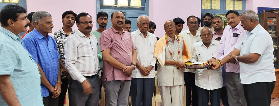 ಮೈಸೂರಿನ ಸರಸ್ವತಿಪುರಂನ ಯೋಗಿ ನಾರಾಯಣ ಬಣಜಿಗ (ಬಲಿಜ) ಸಂಘದ ಹಾಸ್ಟೆಲ್‌ ಖಜಾಂಚಿ ಹಾಗೂ ಆಂತರಿಕ ಲೆಕ್ಕಪರಿಶೋಧಕರಾಗಿ ಕಾರ್ಯನಿರ್ವಹಿಸಿದ ಡಿ. ನಾಗರಾಜ್ ಅವರನ್ನು ಮುಖಂಡರು ಸನ್ಮಾನಿಸಿದರು