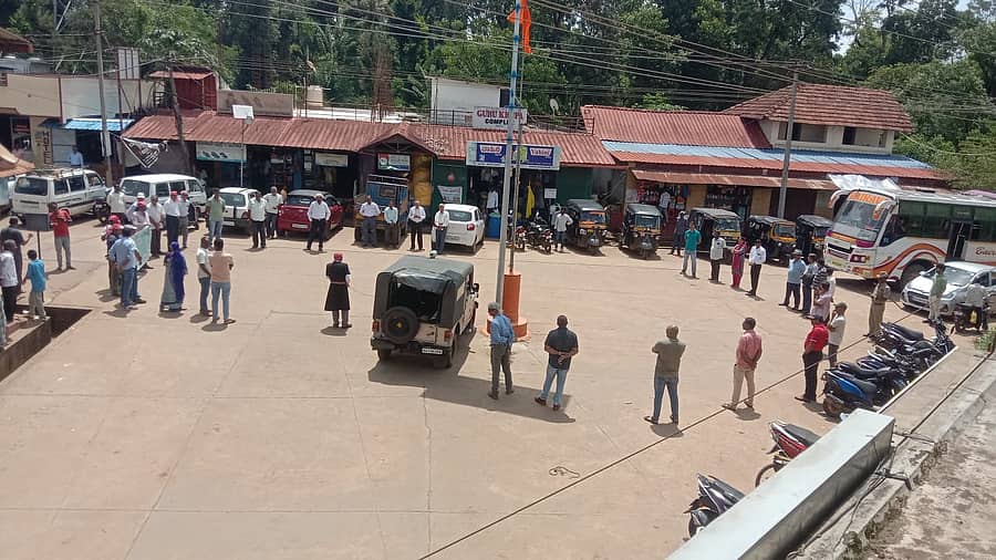 ಪೊನ್ನಂಪೇಟೆ ತಾಲ್ಲೂಕಿನ ಬಾಳೆಲೆಯಲ್ಲಿ ಕೊಡವ ನ್ಯಾಷನಲ್ ಕೌನ್ಸಿಲ್ ಸಂಘಟನೆಯ ಸದಸ್ಯರು ಸೋಮವಾರ ಮಾನವ ಸರಪಳಿ ರಚಿಸಿ, ಬೇಡಿಕೆಗಳನ್ನು ಮಂಡಿಸಿ ಗಮನ ಸೆಳೆದರು