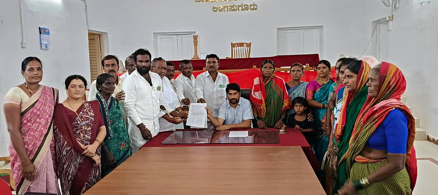 ಮಸ್ಕಿ ತಾಲ್ಲೂಕಿನ ಪಾಮನಕಲ್ಲೂರು ಗ್ರಾ.ಪಂ ಅಧ್ಯಕ್ಷರ ವಿರುದ್ಧ 22 ಮಂದಿ ಸದಸ್ಯರು ಅವಿಶ್ವಾಸ ಗೊತ್ತುವಳಿ ಪತ್ರವನ್ನು ಲಿಂಗಸುಗೂರು ಉಪವಿಭಾಗಾಧಿಕಾರಿ ಬಸವಣಪ್ಪ ಕಲಶೆಟ್ಟಿ ಅವರಿಗೆ ಸಲ್ಲಿಸಿದರು