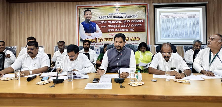 ಹೊಸಕೋಟೆಯ ತಾಲ್ಲೂಕು ಪಂಚಾಯಿತಿ ಸಭಾಂಗಣದಲ್ಲಿ ಗ್ಯಾರಂಟಿ ಯೋಜನೆಗಳ ಅನುಷ್ಠಾನ ಸಮಿತಿ ಪ್ರಗತಿ ಪರಿಶೀಲನಾ ಸಭೆಯಲ್ಲಿ ಶಾಸಕ ಶರತ್ ಬಚ್ಚೇಗೌಡ ಅಧಿಕಾರಿಗಳೊಂದಿಗೆ ಸಮಾಲೋಚನೆ ನಡೆಸಿದರು 
