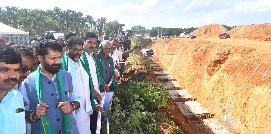 ಗುಬ್ಬಿ ತಾಲ್ಲೂಕಿನ ಸುಂಕಾಪುರ ಸಮೀಪ ನಡೆಯುತ್ತಿರುವ ಕಾಮಗಾರಿಯನ್ನು ಮಂಗಳವಾರ ಬಿಜೆಪಿ ನಾಯಕರಾದ ಸಿ.ಟಿ.ರವಿ, ಛಲವಾದಿ ನಾರಾಯಣಸ್ವಾಮಿ, ಬಿ.ವೈ.ವಿಜಯೇಂದ್ರ, ಬಿ.ಸುರೇಶ್‌ಗೌಡ ವೀಕ್ಷಿಸಿದರು