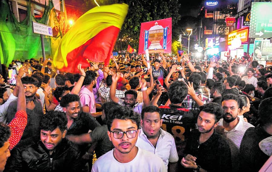 <div class="paragraphs"><p>ಆರ್ಸಿಬಿ ತಂಡವು ಪಂಜಾಬ್ ಕಿಂಗ್ಸ್ ವಿರುದ್ಧ ಗೆಲುವು ಸಾಧಿಸಿದ ನಂತರ ಬೆಂಗಳೂರಿನ ಚರ್ಚ್ ಸ್ಟ್ರೀಟ್ನಲ್ಲಿ ಅಭಿಮಾನಿಗಳು ಸಂಭ್ರಮಿಸಿದರು </p></div>