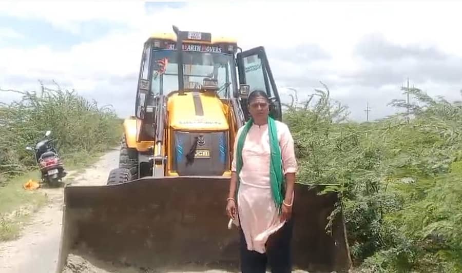 ಕುಕನೂರು ತಾಲ್ಲೂಕಿನ ಯರೇಹಂಚಿನಾಳ ಗ್ರಾಮದಲ್ಲಿ ರಸ್ತೆಯ ಬದಿಯಲ್ಲಿರುವ ಮುಳ್ಳುಕಂಟಿಯನ್ನು ರೈತ ಮಹಿಳೆ ಸವಿತಾ ಅವರು ಗೃಹಲಕ್ಷ್ಮಿ ಹಣದಲ್ಲಿ ಸ್ವಚ್ಛಗೊಳಿಸಿದರು