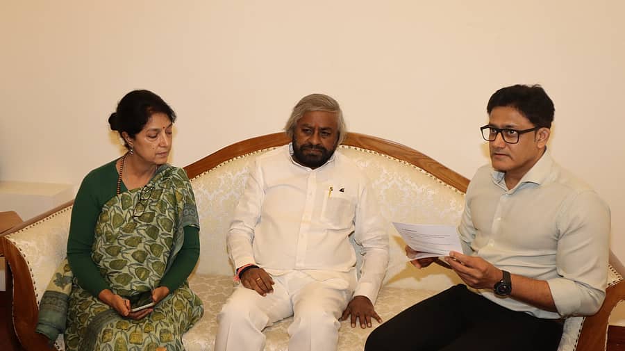 ವನ್ಯಜೀವಿ, ಅರಣ್ಯ ಸಂರಕ್ಷಣೆ ಕುರಿತು ಅರಣ್ಯ ಇಲಾಖೆ ರಾಯಭಾರಿ ಅನಿಲ್ ಕುಂಬ್ಳೆ ಜತೆ ಅರಣ್ಯ ಸಚಿವ ಈಶ್ವರ ಖಂಡ್ರೆ ಮಂಗಳವಾರ ಸಮಾಲೋಚನೆ ನಡೆಸಿದರು. ಅರಣ್ಯ ಪಡೆ ಮುಖ್ಯಸ್ಥೆ ಮೀನಾಕ್ಷಿ ನೇಗಿ ಉಪಸ್ಥಿತರಿದ್ದರು.