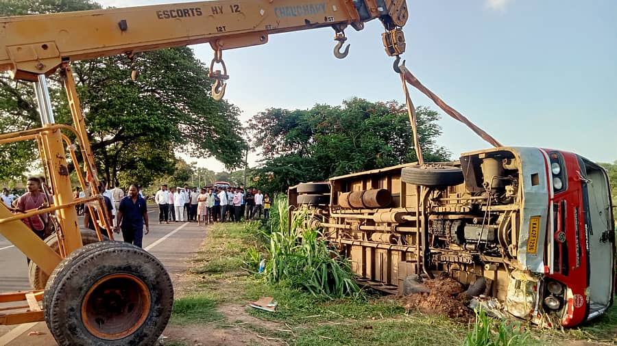 ಮಮದಾಪುರ ಸಮೀಪದ ಬೆನಚಿನಮರಡಿ(ಕೊಳವಿ) ಬಳಿ ಮಂಗಳವಾರ ಮಗುಚಿದ ಬಸ್‌ ಅನ್ನು ಕ್ರೇನ್‌ ಮೂಲಕ ಎತ್ತಲಾಯಿತು