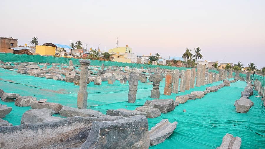 ಲಕ್ಕುಂಡಿಯಲ್ಲಿ ಸಿಕ್ಕ ಪ್ರಾಚ್ಯಾವಶೇಷಗಳನ್ನು ನನ್ನೇಶ್ವರ ದೇವಸ್ಥಾನದ ಪಕ್ಕದ ಬಯಲು ಜಾಗದಲ್ಲಿ ಇಟ್ಟಿರುವುದು