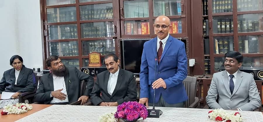 ವಿರಾಜಪೇಟೆಯ ವಕೀಲರ ಸಂಘದ ವತಿಯಿಂದ ಸೋಮವಾರ ನಡೆದ ಕಾರ್ಯಕ್ರಮದಲ್ಲಿ 2ನೇ ಅಪರ ಜಿಲ್ಲಾ ಸತ್ರ ನ್ಯಾಯಾಲಯದ ನೂತನ ನ್ಯಾಯಾಧೀಶ ನಟರಾಜ್ ಅವರು ಮಾತನಾಡಿದರು.