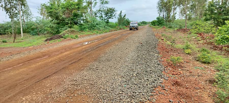 ಗುಳೇದಗುಡ್ಡ ರೋಡ್ ರೇಲ್ವೆ ನಿಲ್ದಾಣದ ಮುಖ್ಯ ರಸ್ತೆಯಿಂದ ಖಾಜಿ ಬೂದಿಹಾಳ ಗ್ರಾಮದವರೆಗಿನ ರಸ್ತೆ ಅರ್ಧಕ್ಕೆ ನಿಂತಿರುವುದು