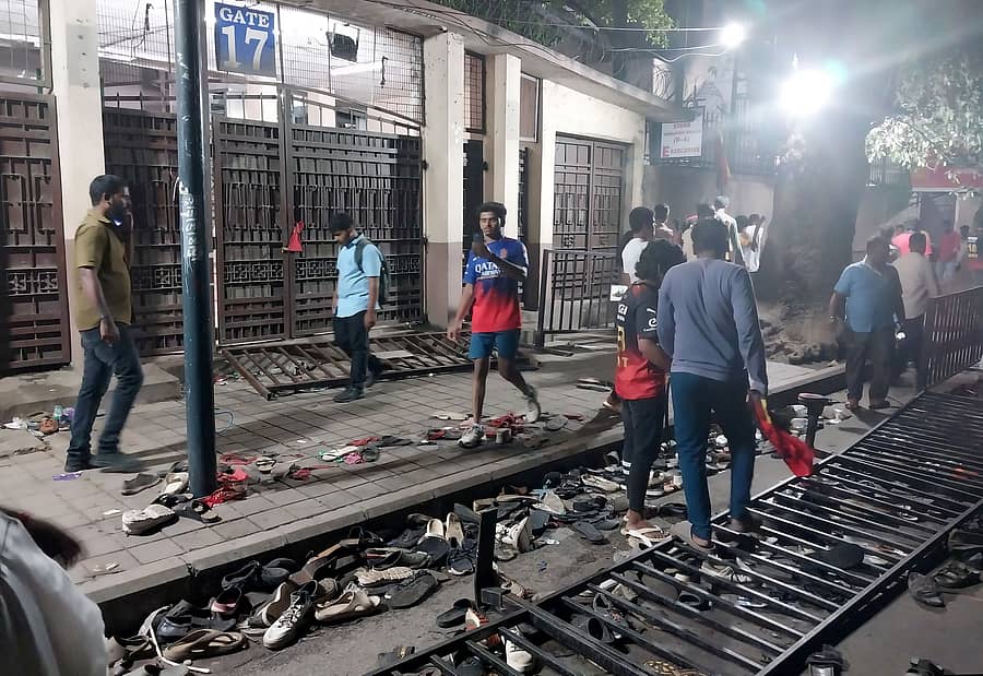 <div class="paragraphs"><p>ಚಿನ್ನಸ್ವಾಮಿ ಕ್ರೀಡಾಂಗಣದ ಬಳಿ ಕಾಲ್ತುಳಿತ</p></div>