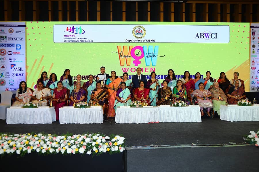 ಕಾರ್ಯಕ್ರಮದಲ್ಲಿ ನಟಿ ಉಮಾಶ್ರೀ, ರಂಗಕರ್ಮಿ ಬಿ.ಜಯಶ್ರೀ, ಕ್ಯಾನ್ಸರ್ ತಜ್ಞೆ ಡಾ. ವಿಜಯಲಕ್ಷ್ಮಿ ದೇಶಮಾನೆ ಸೇರಿ ವಿವಿಧ ಕ್ಷೇತ್ರಗಳ 16 ಸಾಧಕಿಯರಿಗೆ ‘ವಾವ್’ ಪ್ರಶಸ್ತಿ ನೀಡಿ ಗೌರವಿಸಲಾಯಿತು