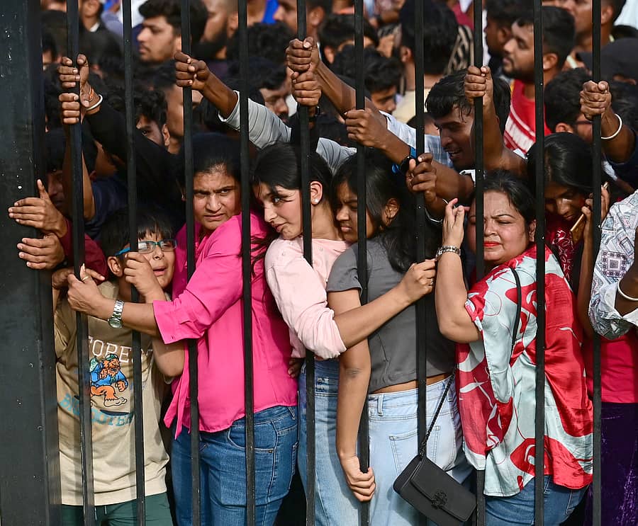 <div class="paragraphs"><p>ಐಪಿಎಲ್‌ ವಿಜೇತ ತಂಡಕ್ಕೆ ವಿಧಾನಸೌಧದ ಮುಂಭಾಗದಲ್ಲಿ ಹಮ್ಮಿಕೊಂಡಿದ್ದ ಅಭಿನಂದನಾ ಕಾರ್ಯಕ್ರಮದ ಸಂದರ್ಭದಲ್ಲಿ ಗೇಟ್ ಹೊರಗೆ ನೆರೆದಿದ್ದ ಅಭಿಮಾನಿಗಳು </p></div>