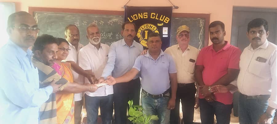 ನರಸಿಂಹರಾಜಪುರ ತಾಲ್ಲೂಕು ಶೆಟ್ಟಿಕೊಪ್ಪ ಸರ್ಕಾರಿ ಹಿರಿಯ ಪ್ರಾಥಮಿಕ ಶಾಲೆಯಲ್ಲಿ ಮಂಗಳವಾರ ಲಯನ್ಸ್ ಕ್ಲಬ್ನಿಂದ ನಡೆದ ಕಾರ್ಯಕ್ರಮದಲ್ಲಿ ಉದ್ಯಮಿ ಗದ್ದೆಮನೆ ವಿಶ್ವನಾಥ್ ದೇಣಿಗೆ ನೀಡಿದ ₹50 ಸಾವಿರವನ್ನು ಶಾಲೆಗೆ ಹಸ್ತಾಂತರಿಸಲಾಯಿತು. ಲಯನ್ಸ್ ಕ್ಲಬ್ ಅಧ್ಯಕ್ಷ ರವಿಕುಮಾರ್, ನಿಯೋಜಿತ ಅಧ್ಯಕ್ಷ ಪಿ.ಜೆ.ಅಂಟೋಣಿ, ಸಿಜು, ಜಗದೀಶ್ ಭಾಗವಹಿಸಿದ್ದರು