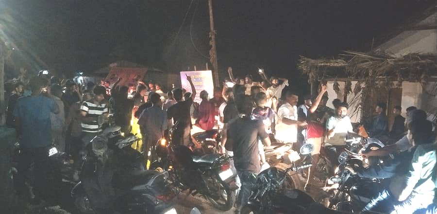 ನರಸಿಂಹರಾಜಪುರದ ಅಂಬೇಡ್ಕರ್ ನಗರದ ಸಮೀಪದ ಮುಖ್ಯರಸ್ತೆಯಲ್ಲಿ ಯುವಕರು ಆರ್‌ಸಿಬಿ ಗೆಲುವಿಗೆ ಮಂಗಳವಾರ ಕುಣಿದು ಕುಪ್ಪಳಿಸಿ ಸಂಭ್ರಮಾಚರಿಸಿದರು